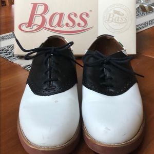 Men’s Black & White Bass saddle shoes size 10.5